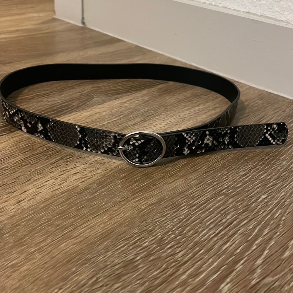 Snakeskin print belt